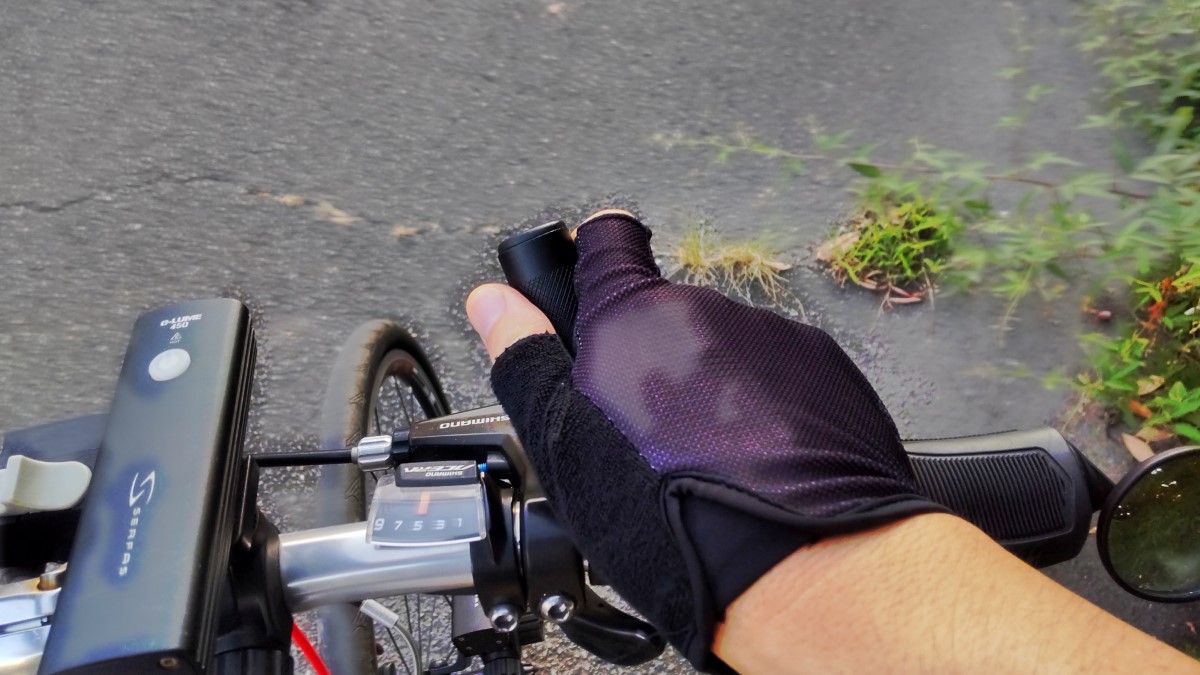 クロスバイクのハンドルにバーエンドを取り付ける - はのたか