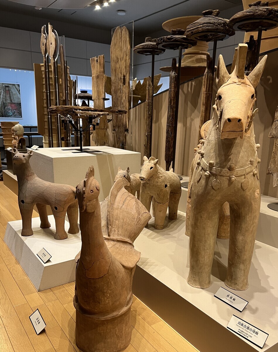 橿原考古学研究所附属博物館10、動物埴輪・馬具の変遷
