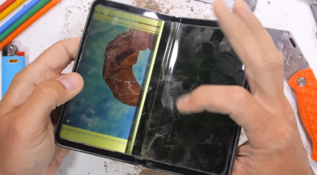 Google Pixel Fold スマートフォンの耐久性テスト 画面は壊れやすく