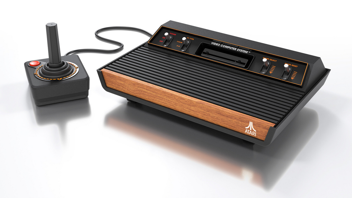 Atari 2600 初期型 木目モデル 本体 レトロゲーム ヴィンテージ Atari と Plaion が 『Atari 2600+』 レトロ ゲーム機を復刻 11月