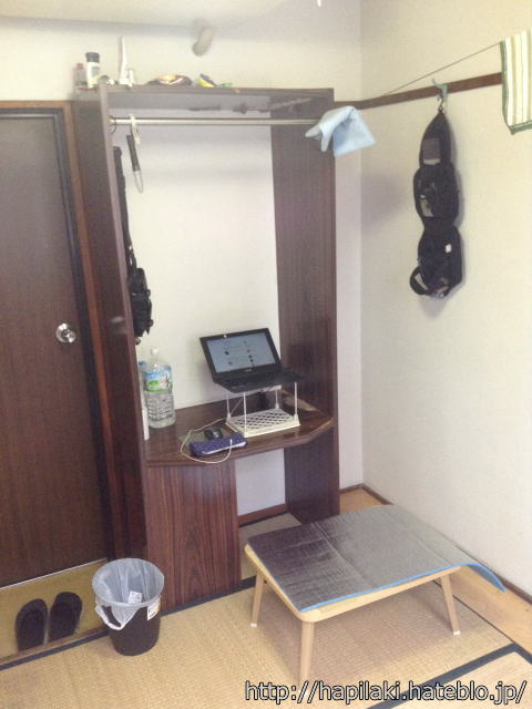 三畳一間の狭い部屋でレイアウトの工夫を試行錯誤して一人暮らし生活の少ない持ち物を有効活用する実例 はぴらき合理化幻想