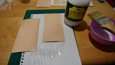 レザーコートを刷毛で塗布