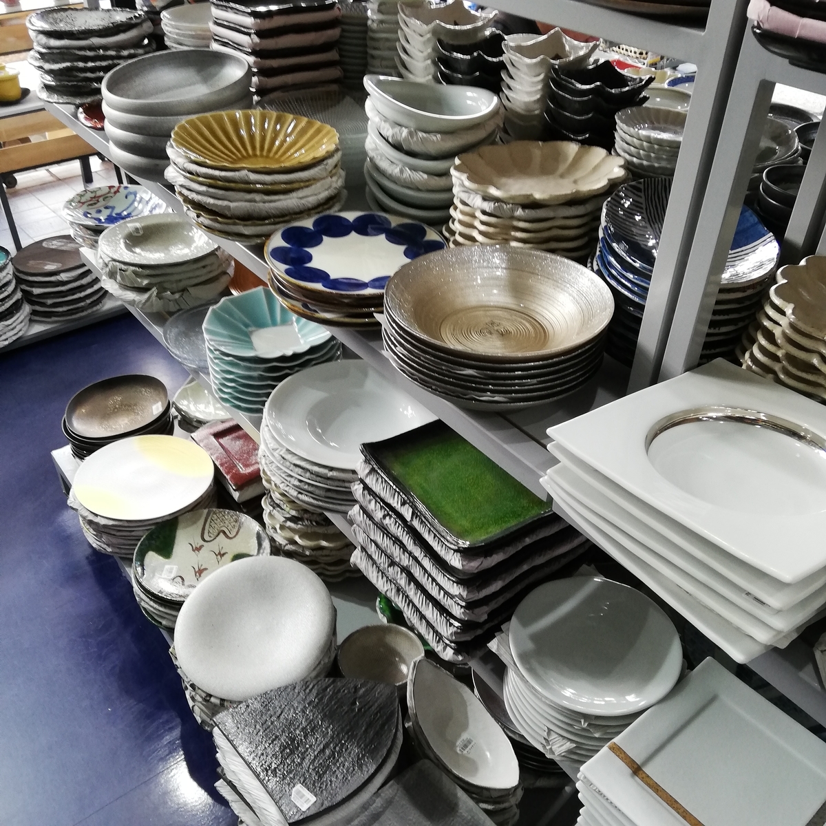 陳列された和食器類