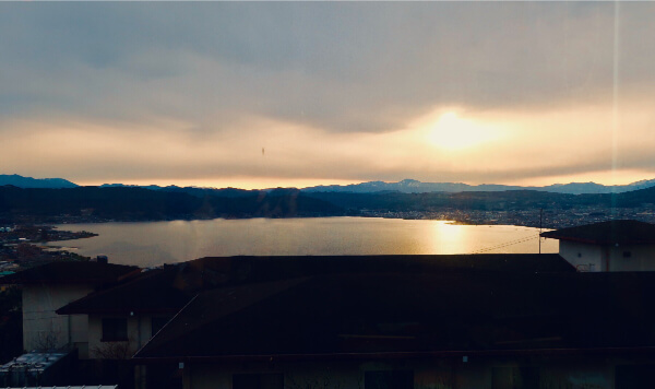 蕎麦屋　登美　窓からの夕焼け