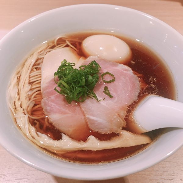 一番人気メニューの「特製醤油らぁ麺」