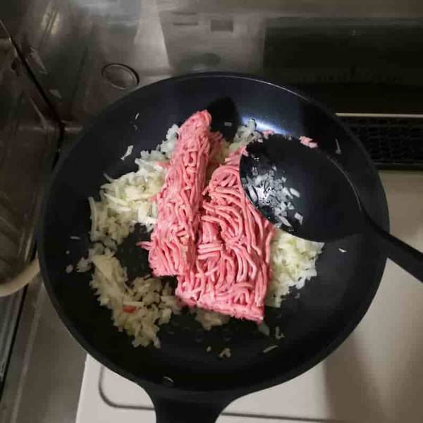 玉ねぎとひき肉を炒める