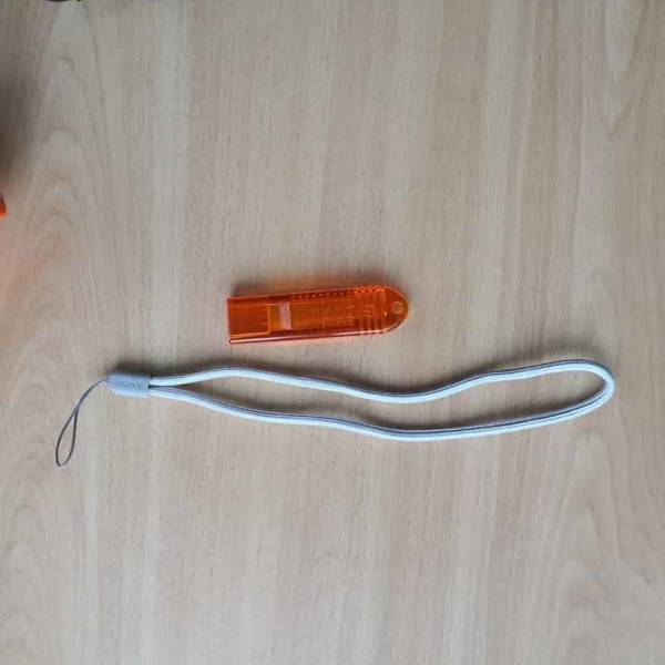 ストラップと笛