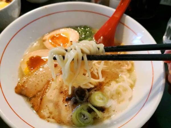 濃醇こってりらーめんの麺