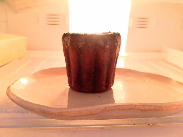 カヌレを冷蔵庫で冷やす