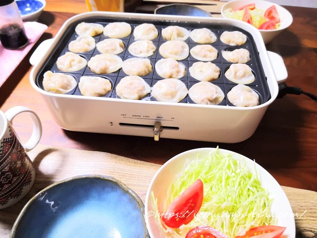 BRUNOブルーノホットプレートで小籠包を焼いている写真です