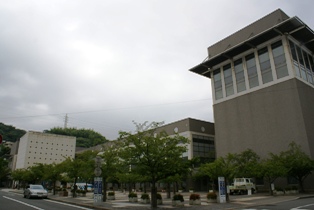 Toyonokuni Libraries for Culture Resources(Isozaki Arata)