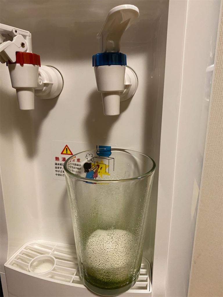 これはカビ 細菌 ウォーターサーバーの水に汚い異物が混ざってる 原因はまさかのカップ麺 僕とネットショッピング