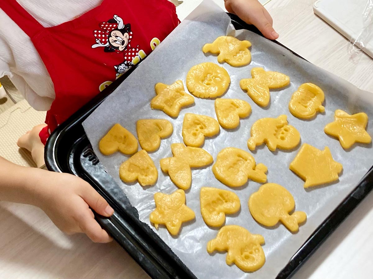 3歳の子どもとクッキーを作った画像