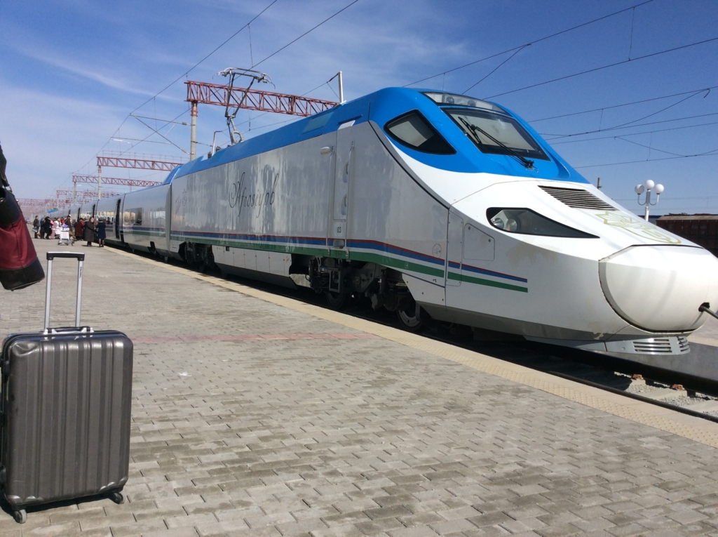 ブハラ サマルカンド ウズベキスタンの新幹線で移動 3 9 転がる五円玉