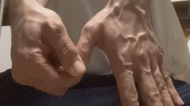 手の指引きマッサージ 疲れをとってニコニコ人生