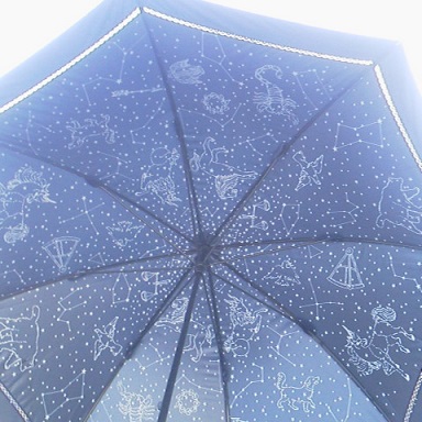 星座柄の素敵な日傘を見つけました 星空と 色えんぴつ