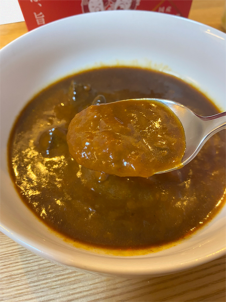 舞妓はんひぃ～ひぃ～カレーはほどよく赤い