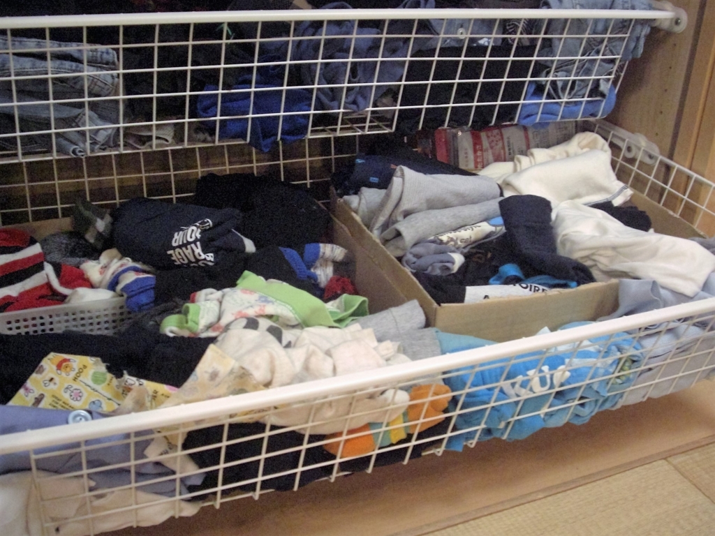 毎日の片づけが楽しくなる!子供服の断捨離とその効果」 - 4人家族なのに3LDKのマンションインテリア 毎日の片づけが楽しくなる!子供服の断捨離とその効果」 - 4人家族なのに3LDKのマンションインテリア