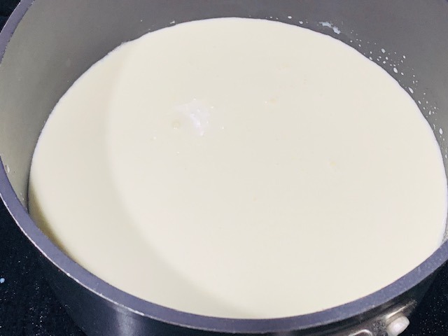 牛乳と生クリームもいれて、かき混ぜながら加熱