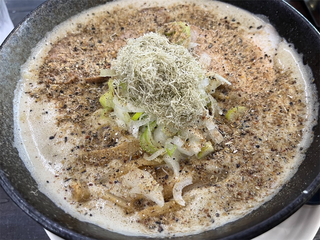 麺道舎 ぜくう』②「一撃煮干+無料煮干しおかか+ライス、にぼ辛」※煮干