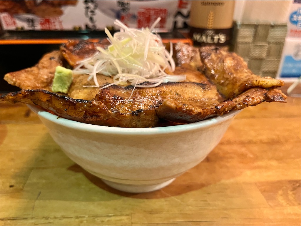 立呑 えびすけ 盛岡フェザン店』④「はみだし豚丼(味噌汁生卵付)」岩手