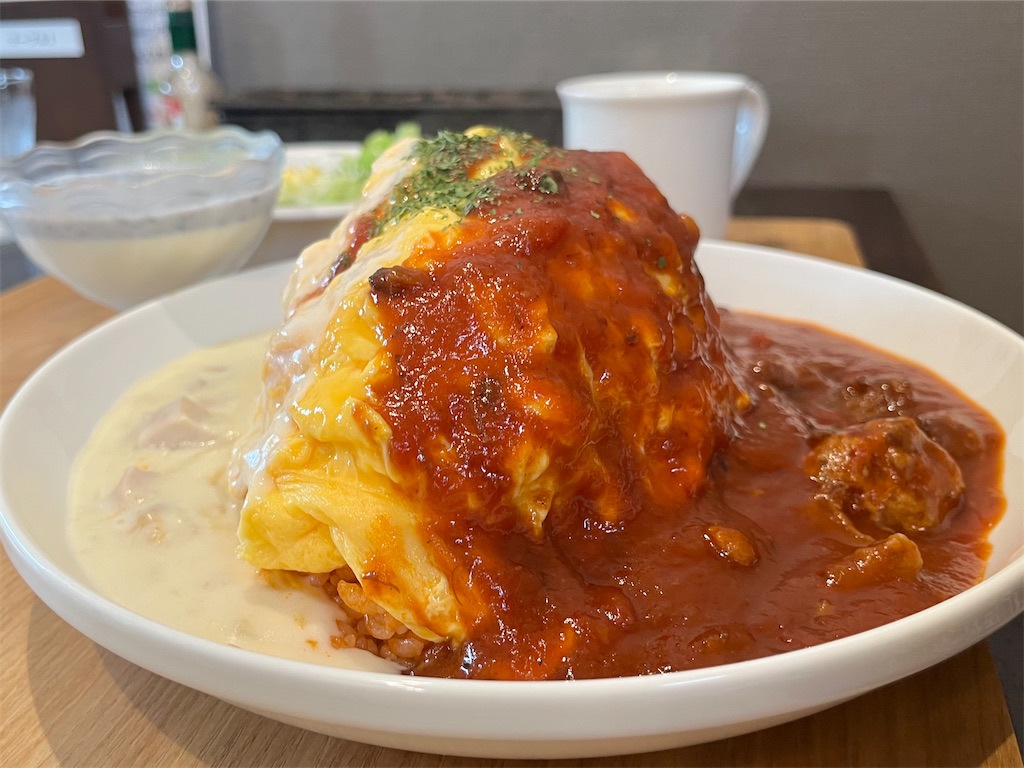 オムパス』「二色オムライスセット(サラダ、スープ、デザート