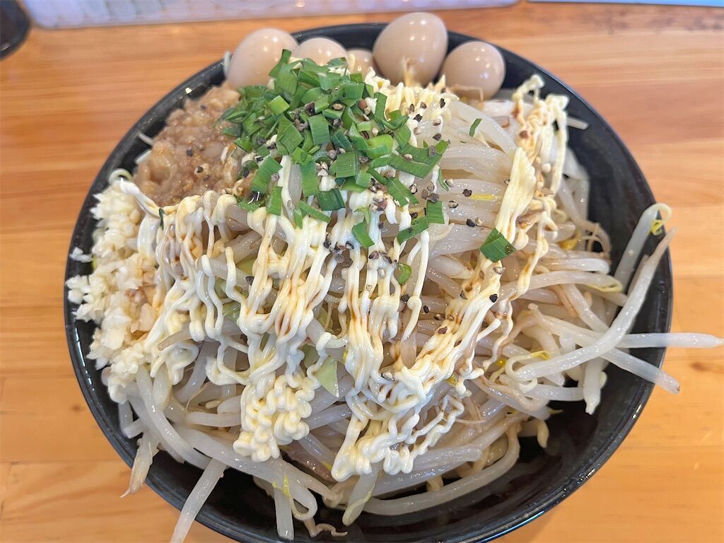 豚メンMAX』③「まぜそば400gヤサイマシ+うずら」 岩手県盛岡市