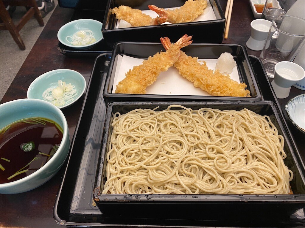 もりそばにエビの天ぷらが2本並んでいる