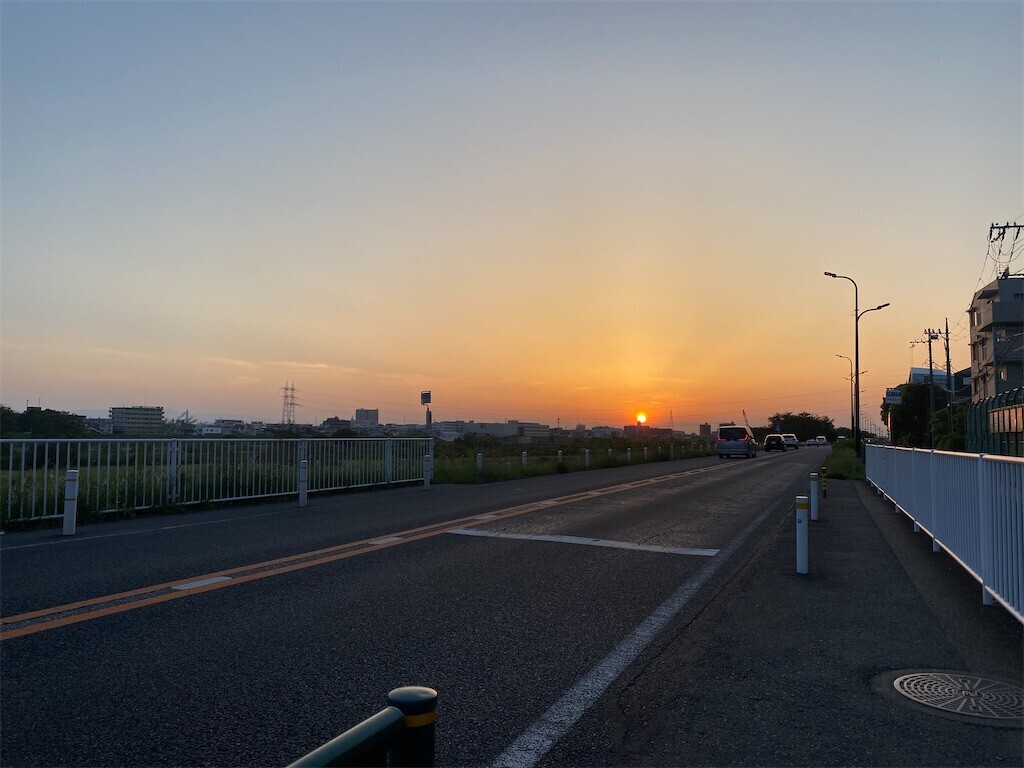 多摩川沿いから眺めた夕焼け。上はまだ青く、下はオレンジのグラデーションになっている
