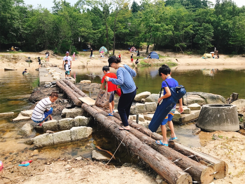 男子小中学生川遊び画像  