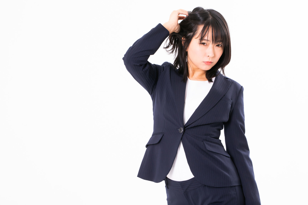 クレジットカードを気にする女性の画像