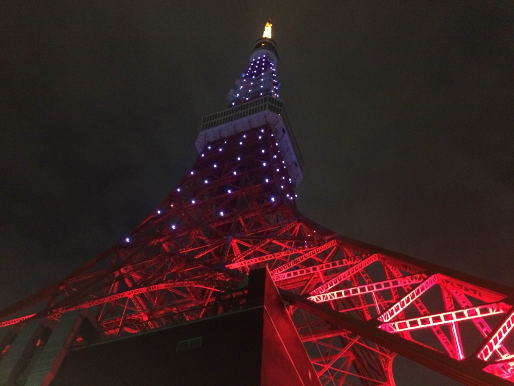 世界自閉症啓発デーで青く点灯する東京タワー