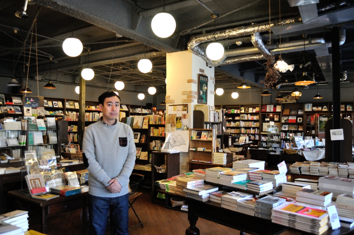 週末ともなれば、独特なセレクトに魅せられた人たちでにぎわう 恵文社一乗寺店の店内