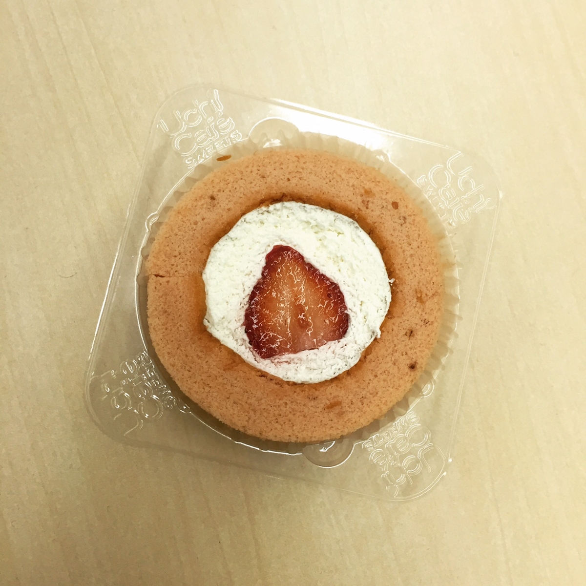 プレミアムあまおう苺のロールケーキ