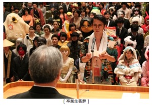 顔は真面目 でも衣装は 金沢美術工芸大学の卒業式がすごい はてなニュース