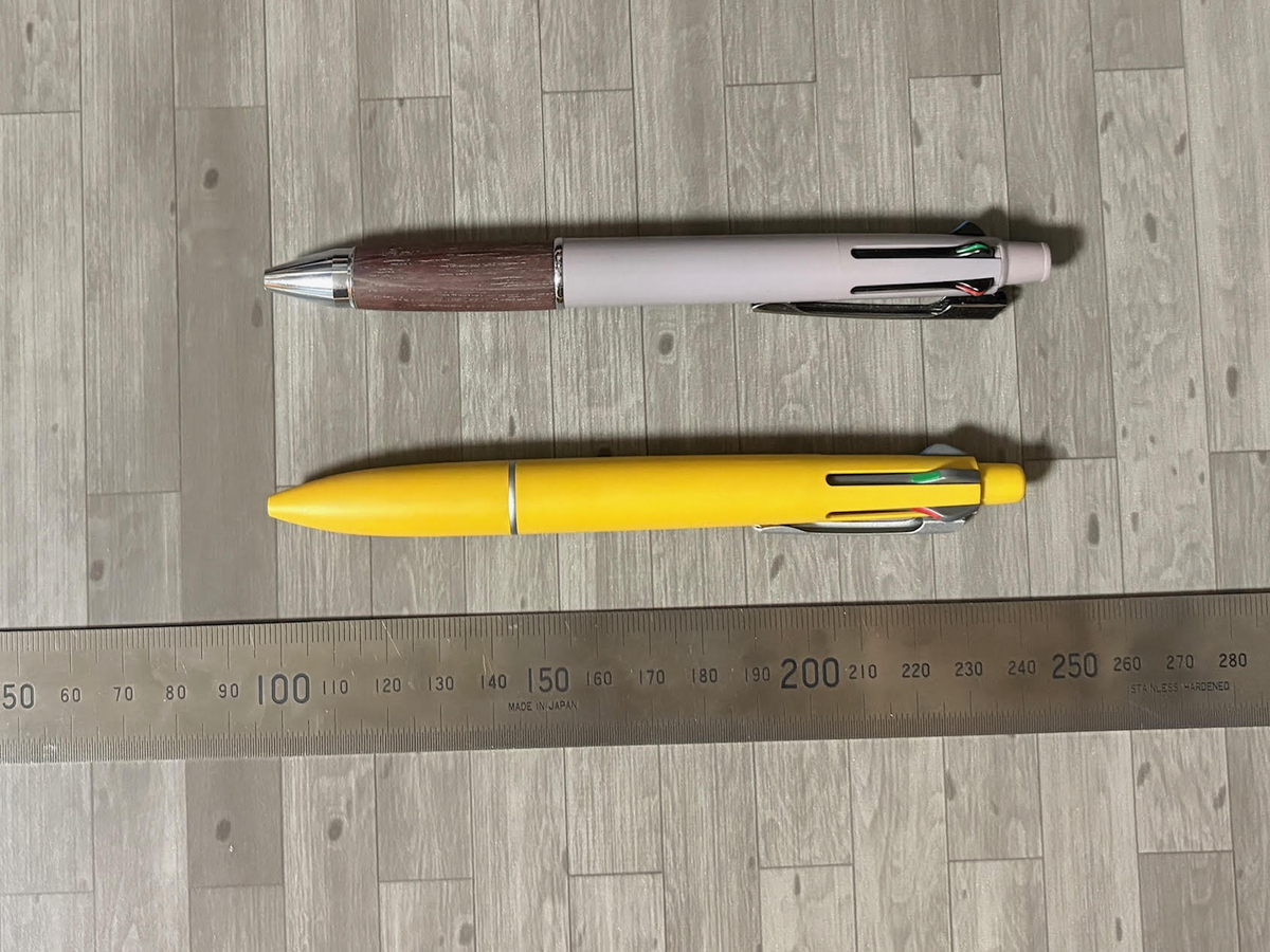 ジェットストリーム4&1の従来品と、Lite touch ink搭載のものを比べ