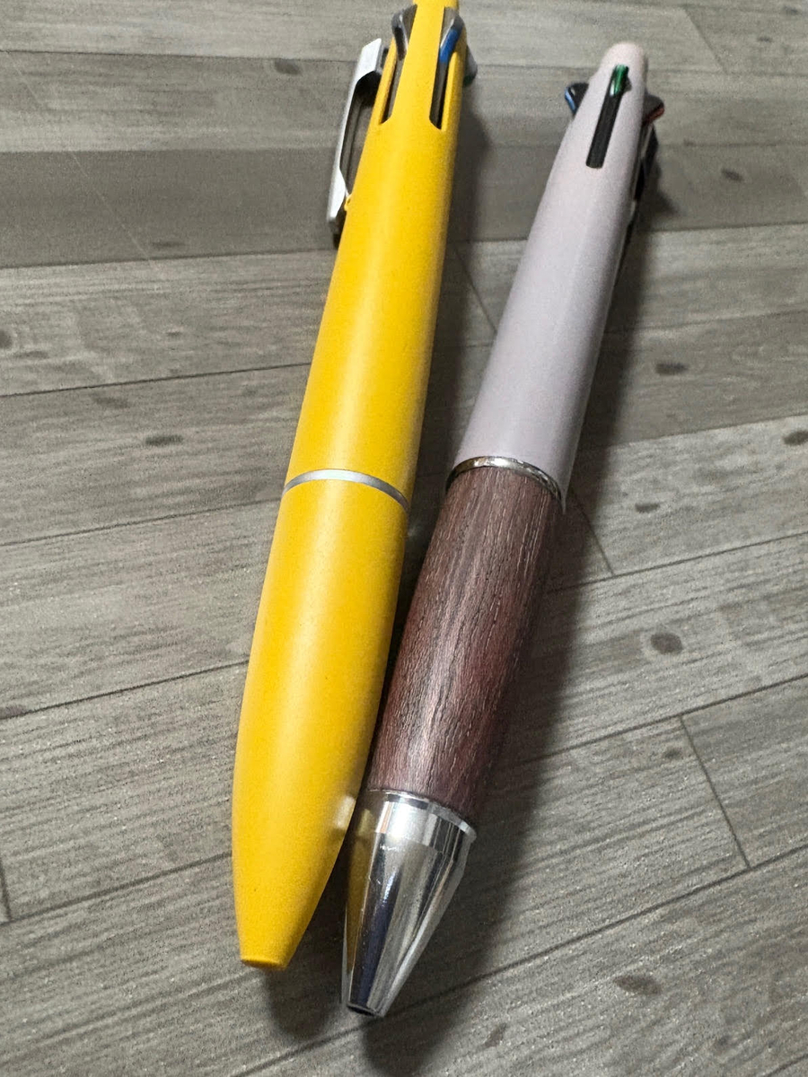 ジェットストリーム4&1の従来品と、Lite touch ink搭載のものを比べ