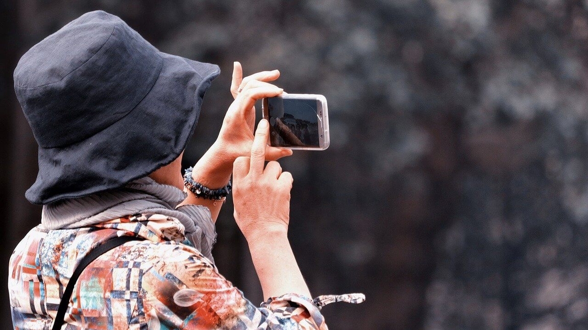 スマホを使っている人