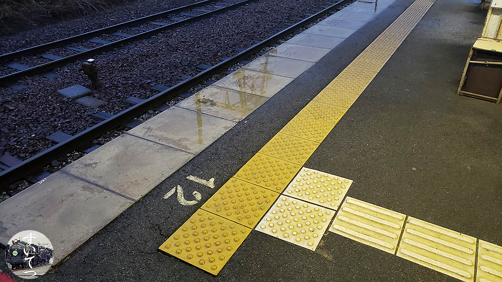 近江鉄道:駅の案内表示 8 点字ブロック & 乗車口矢印 気ままな 汽車好き 近江鉄道:駅の案内表示 8 点字ブロック & 乗車口矢印 気ままな 汽車好き