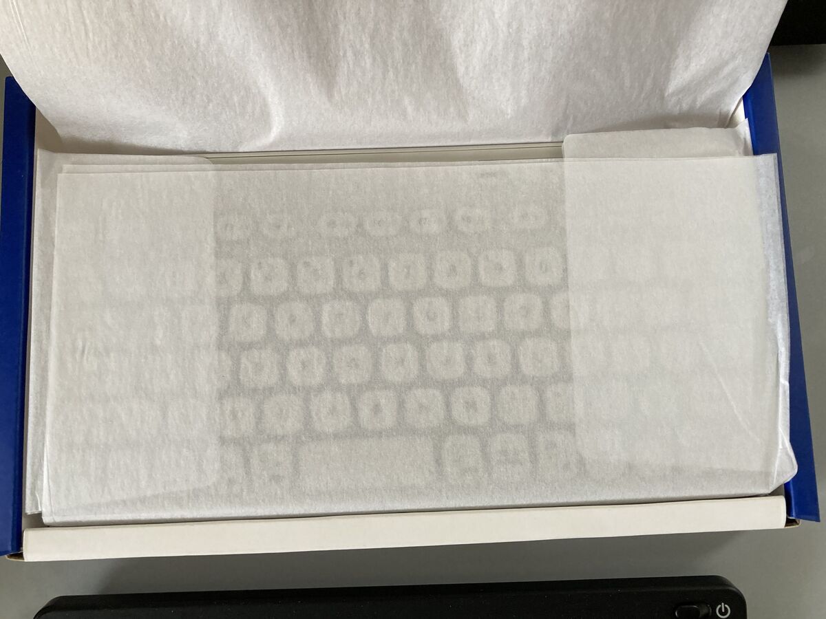 Elecomキーボード「TK-CM10BMKIV」の外箱を開いた様子