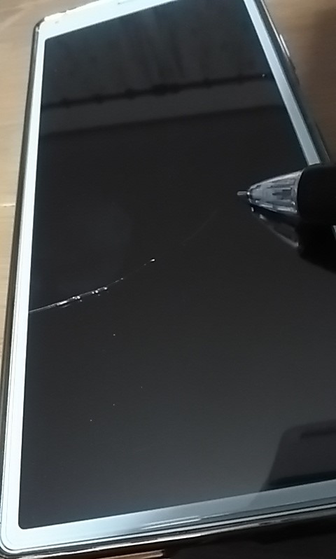 Xperia8のヒビ入り画面