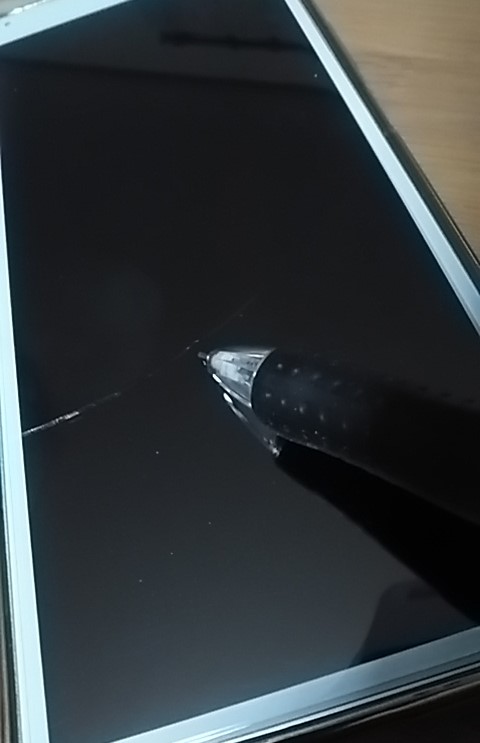 Xperia8のヒビ入り画面