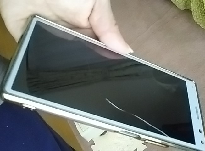 Xperia8のヒビ入り画面