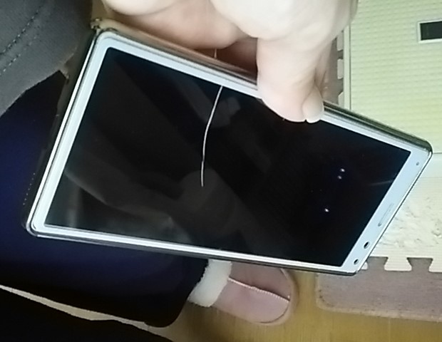 Xperia8のヒビ入り画面