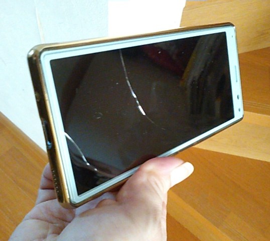 Xperia8のヒビ入り画面