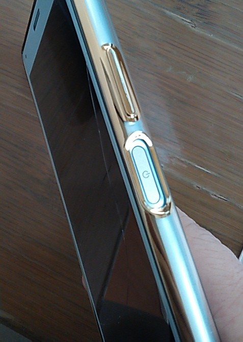 強制再起動するときに押すボタン