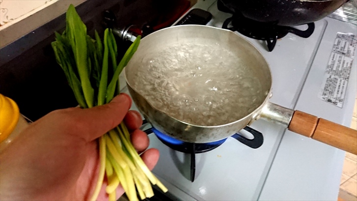 行者にんにく　酢味噌和え　茹でる