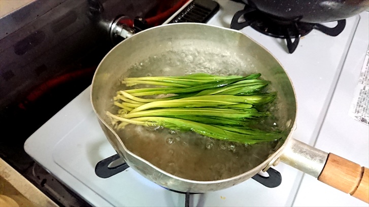 行者にんにく　酢味噌和え　茹でる②