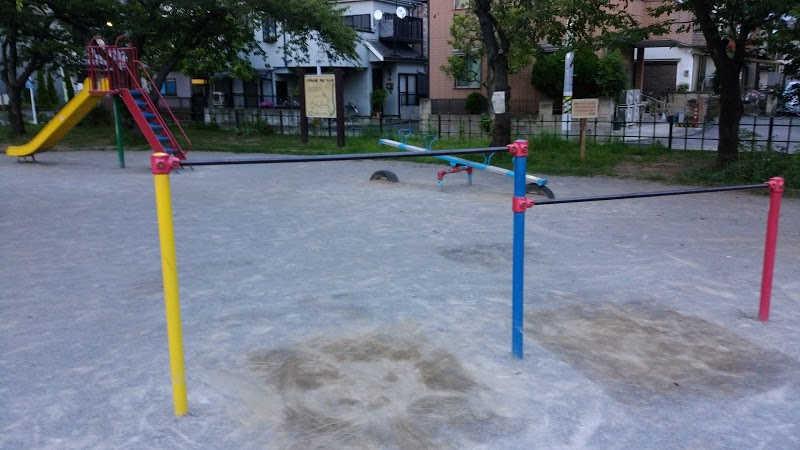 八百免公園の遊具