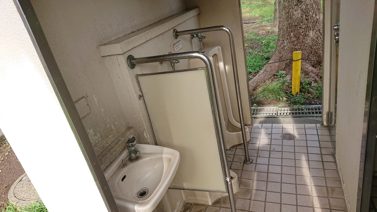 八百免公園の小便器